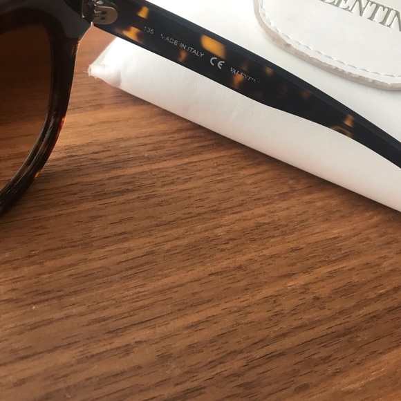 Authentic Valentino rockstud sunglasses - Picture 4 of 6